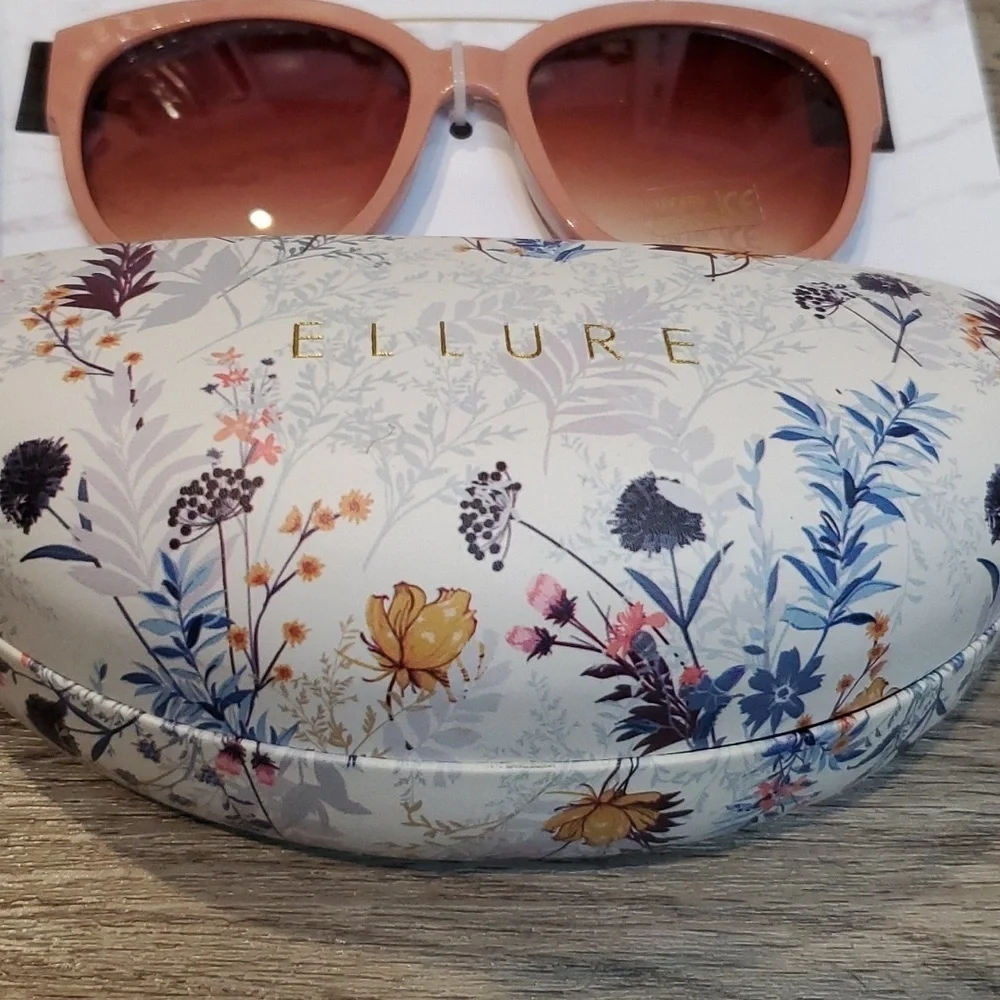 ❣️ NWT SUNGLASS SET WITH CASE